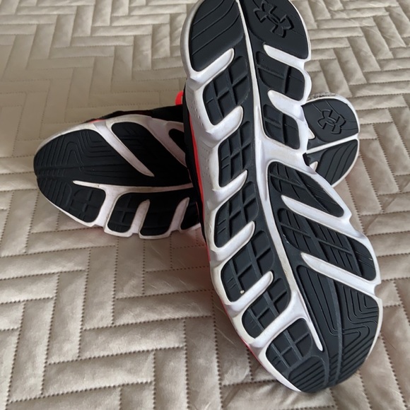 Under Armour woman’s athletic shoes 8.5 - Picture 6 of 6